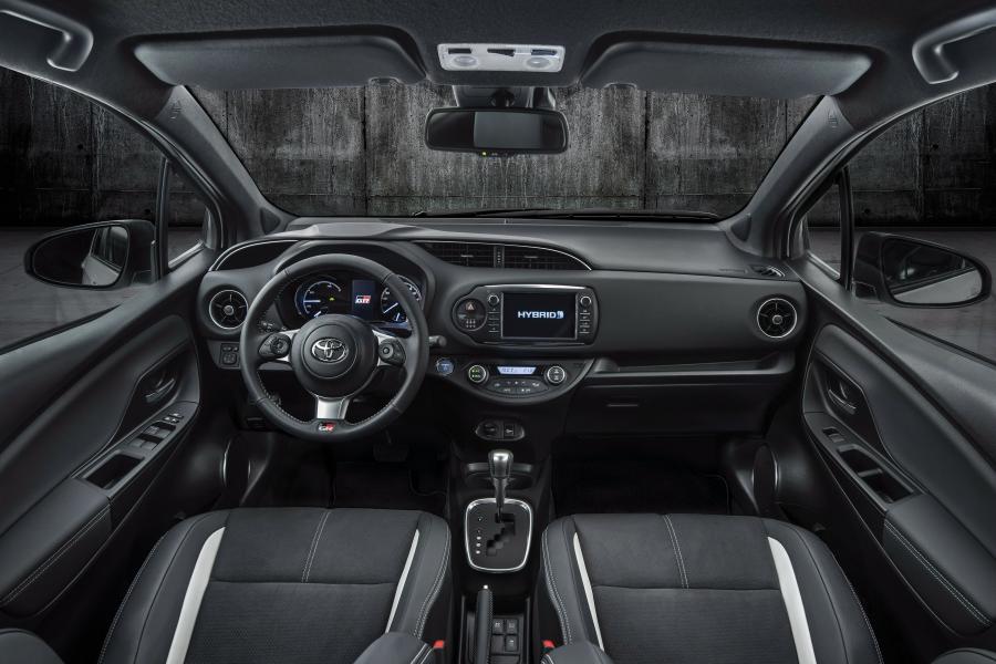Торпедо Toyota Yaris Hybrid GR Sport 2018 года  (EU) (фото 6 из 6)